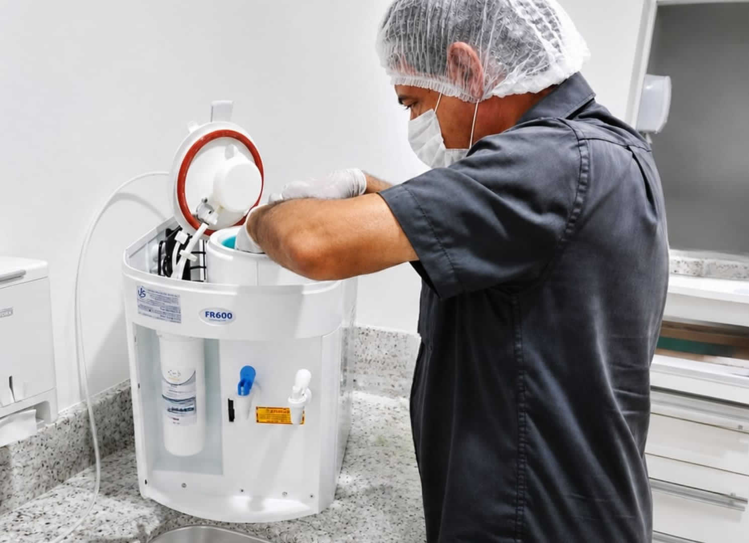 Bebedouro corporativo instalado em escritório moderno